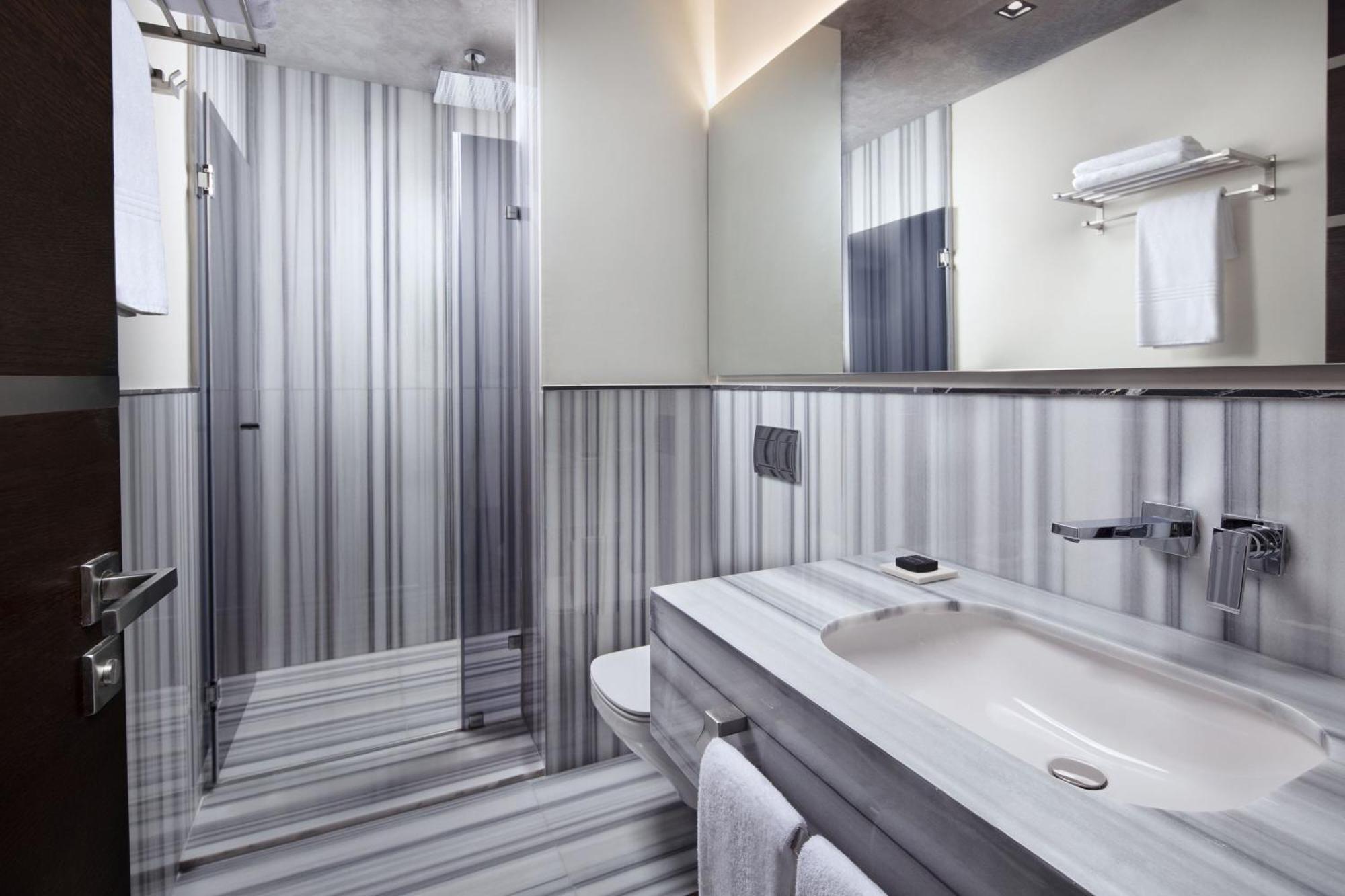 Decamondo Galata, A Tribute Portfolio Hotel Istanbul Eksteriør billede A bathroom in a hotel