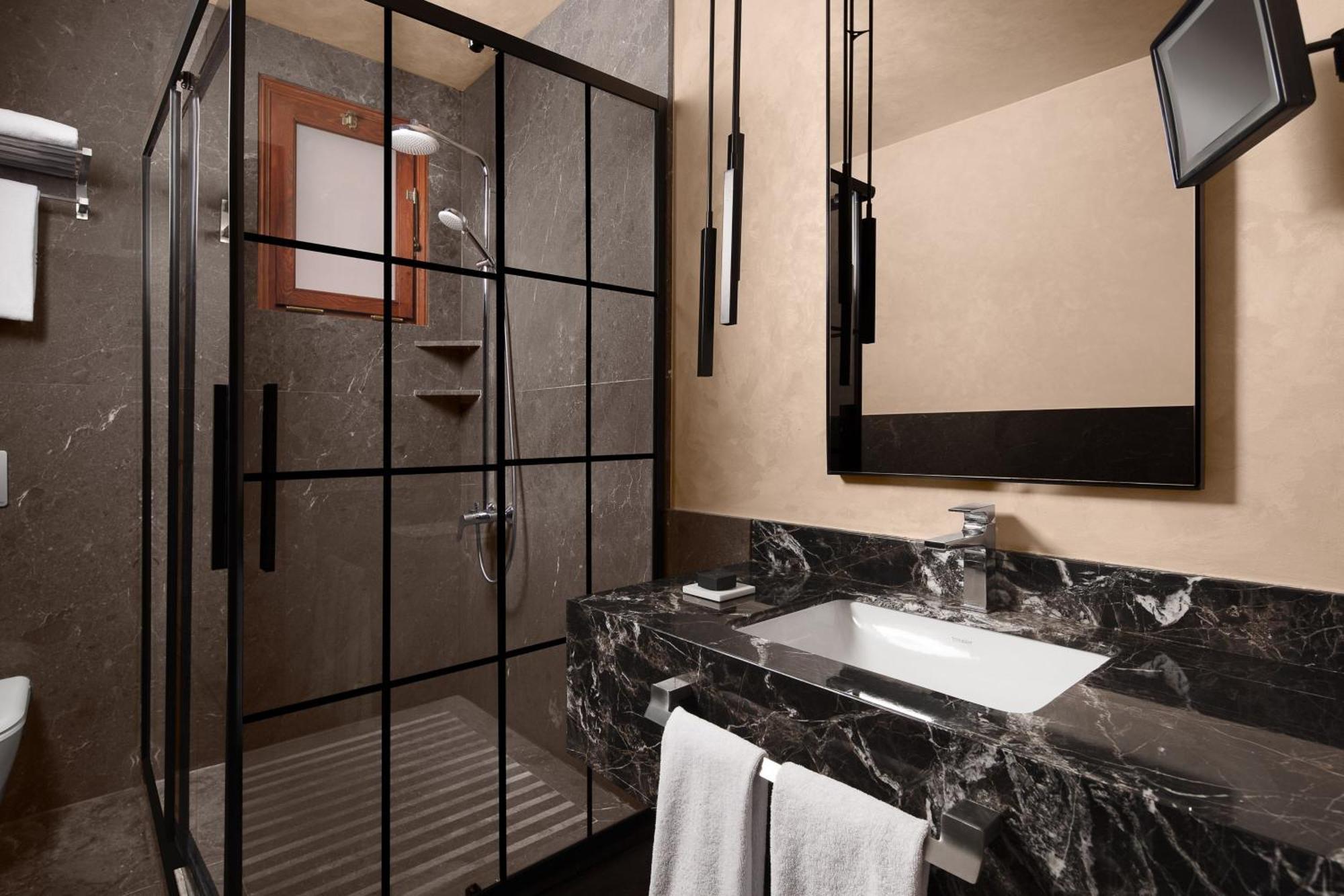 Decamondo Galata, A Tribute Portfolio Hotel Istanbul Eksteriør billede Bathroom