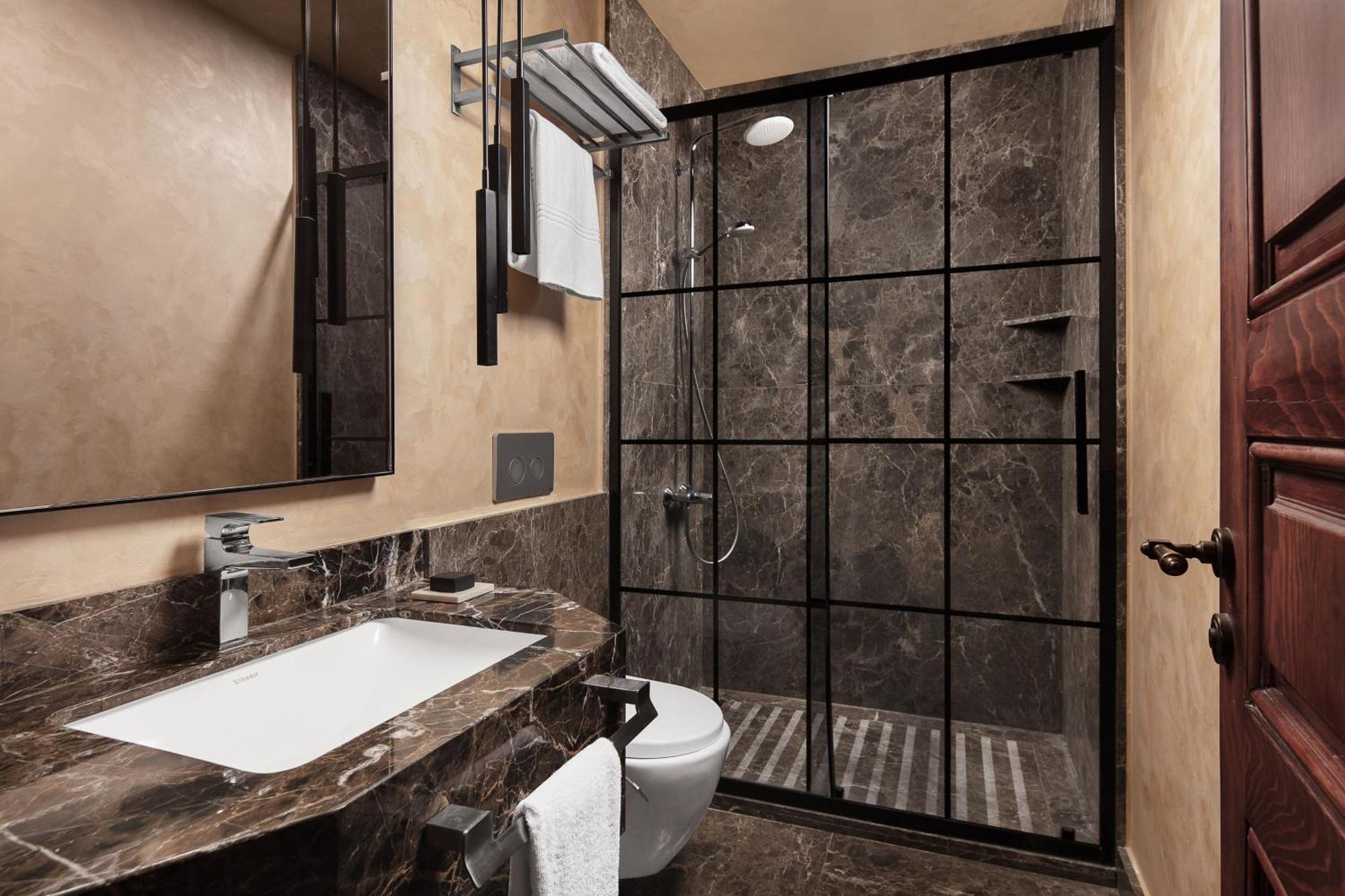 Decamondo Galata, A Tribute Portfolio Hotel Istanbul Eksteriør billede A shower enclosure
