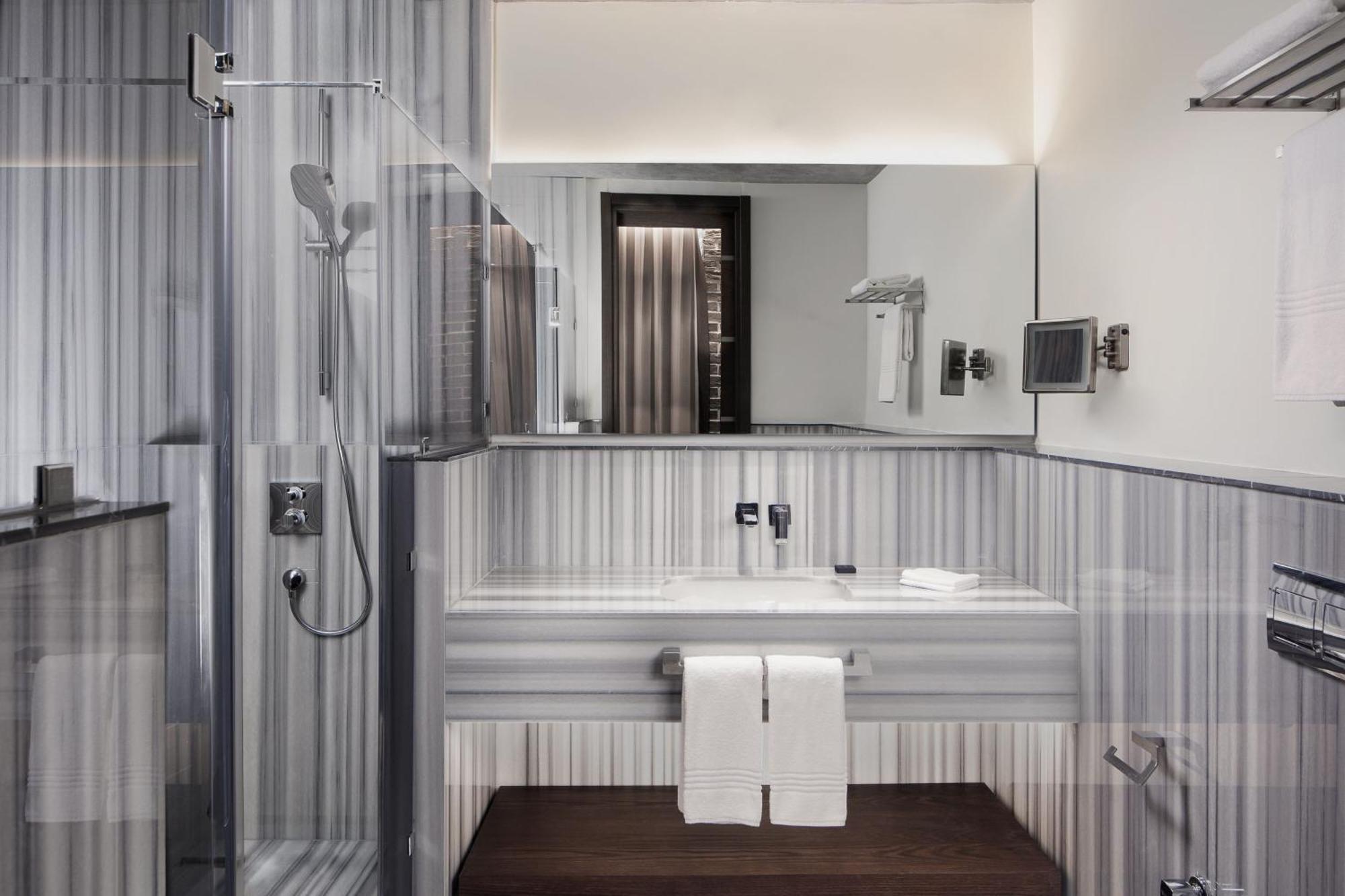 Decamondo Galata, A Tribute Portfolio Hotel Istanbul Eksteriør billede Bathroom